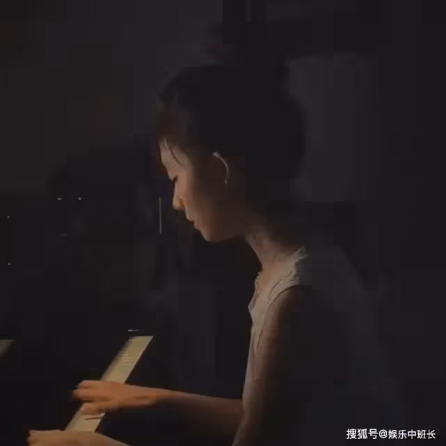 孫莉曬三個孩子:18歲黃多多彈鋼琴側顏好美,小兒子似翻版黃磊