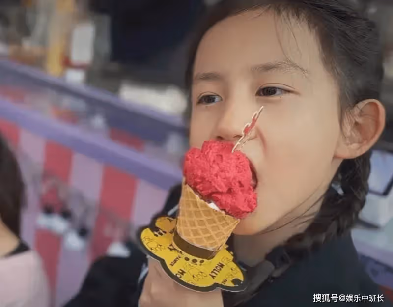 孫莉曬三個孩子:18歲黃多多彈鋼琴側顏好美,小兒子似翻版黃磊