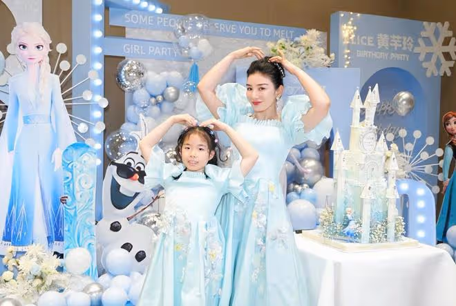 黃奕帶女兒出遊,11歲鐺鐺近照變化大好漂亮,身高猛躥直追媽媽