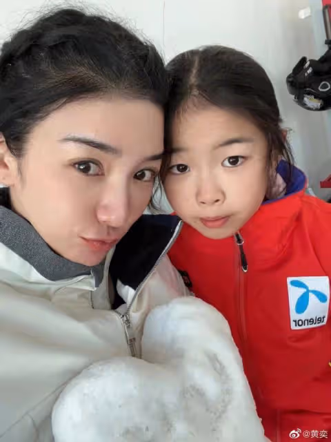 黃奕帶女兒出遊,11歲鐺鐺近照變化大好漂亮,身高猛躥直追媽媽