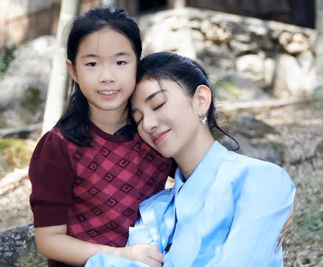黃奕帶女兒出遊,11歲鐺鐺近照變化大好漂亮,身高猛躥直追媽媽