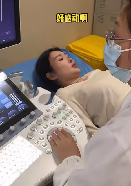 72張紀中陪孕妻產檢，四胎寶寶非常健康，老父親聽到胎心感動落淚