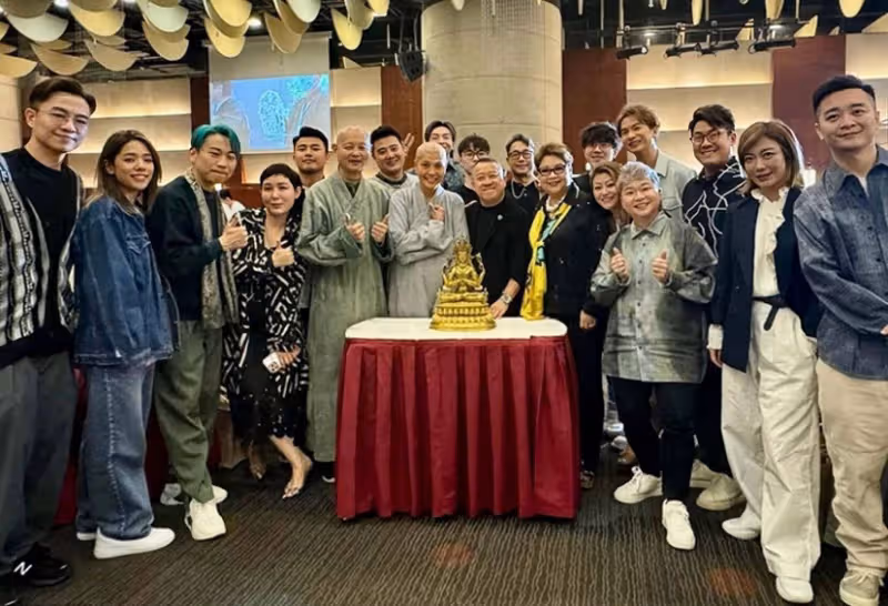 香港艷星看破紅塵剃度出家,罕見現身變滄桑,網友直呼不敢認