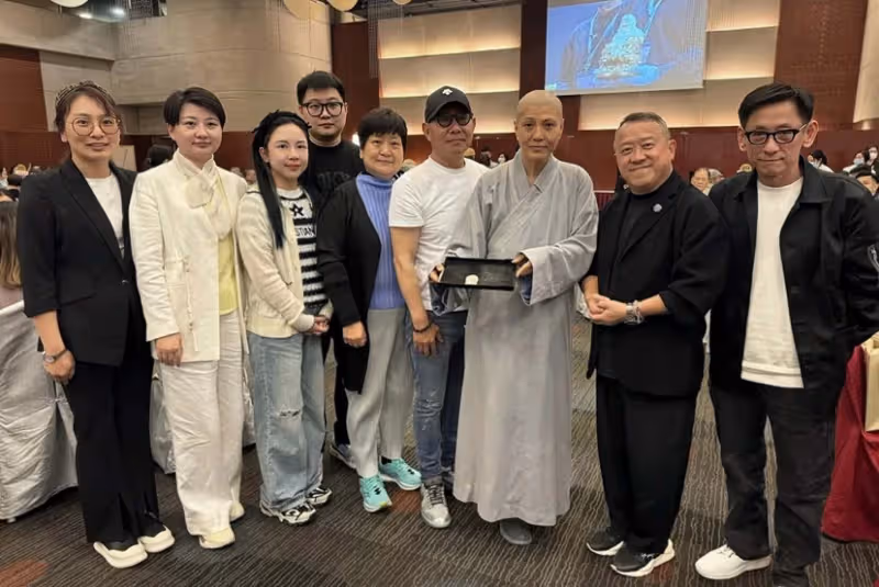 香港艷星看破紅塵剃度出家,罕見現身變滄桑,網友直呼不敢認