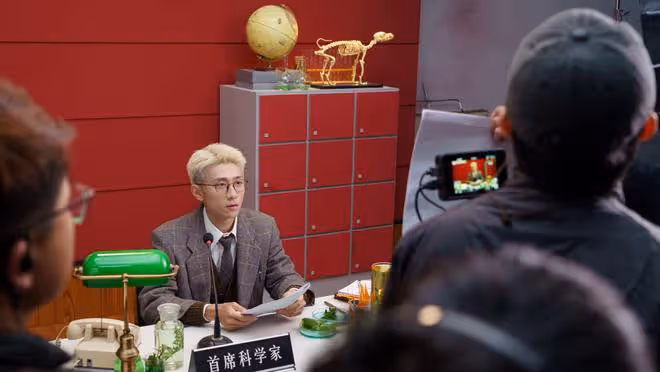 張一山曬銀髮造型,是有點帥氣在身上的「藍銀」,確定不是愛豆?