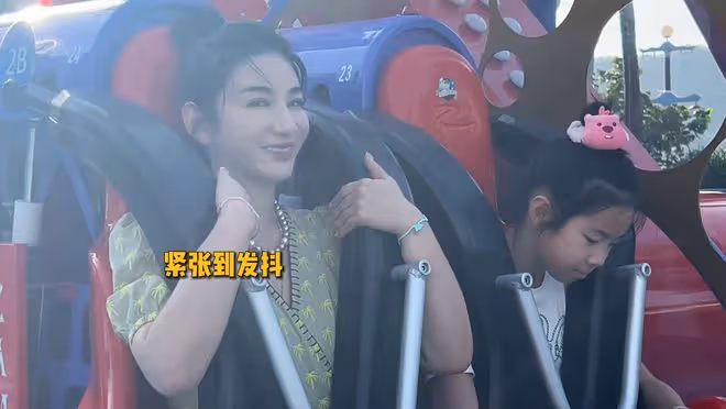 黃奕帶女兒出遊，11歲鐺鐺近照變化大好漂亮，身高猛躥追上媽媽!