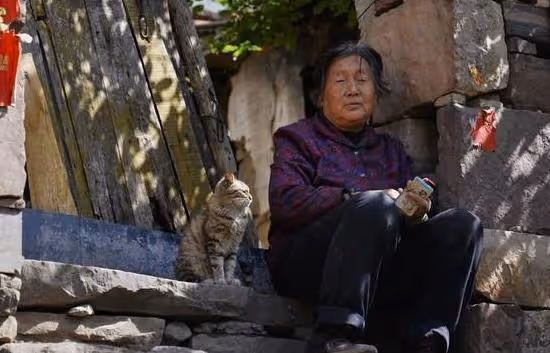 69歲大爺照顧93歲失能母親十年，直言：媽，您再不走，我就要走了