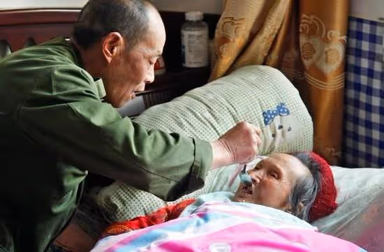 69歲大爺照顧93歲失能母親十年，直言：媽，您再不走，我就要走了