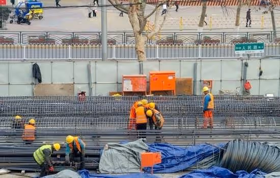 兩兒子把母親送養老院，女兒心疼把母親接回家伺候，最後卻遭埋怨