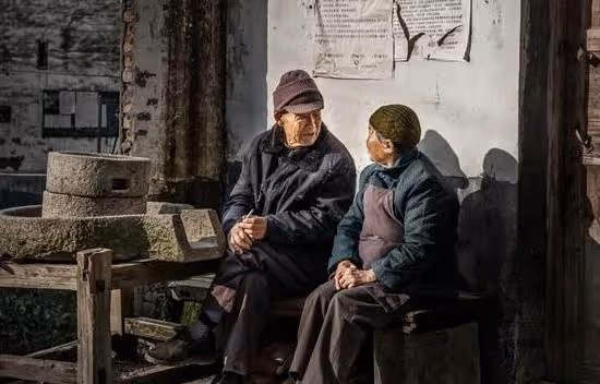 兩兒子把母親送養老院，女兒心疼把母親接回家伺候，最後卻遭埋怨