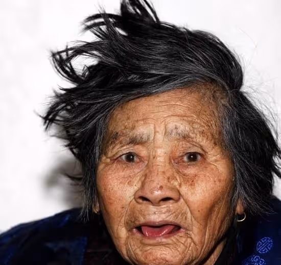 兩兒子把母親送養老院，女兒心疼把母親接回家伺候，最後卻遭埋怨