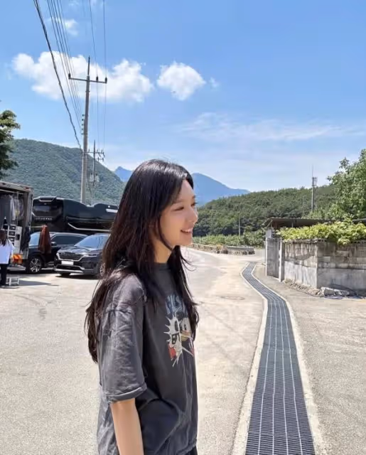 《淚之女王》金智媛素顏花絮照超反差萌！清純風穿搭大勝女王形象