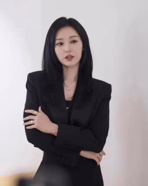 《淚之女王》金智媛素顏花絮照超反差萌！清純風穿搭大勝女王形象