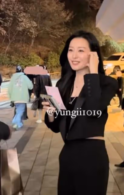 《淚之女王》金智媛素顏花絮照超反差萌！清純風穿搭大勝女王形象