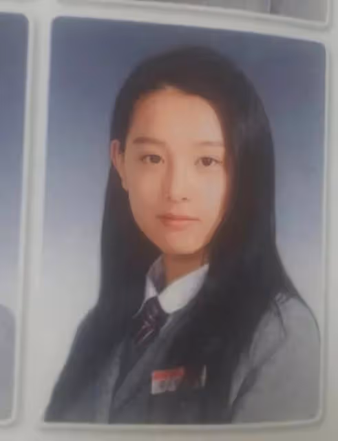 《淚之女王》金智媛素顏花絮照超反差萌！清純風穿搭大勝女王形象