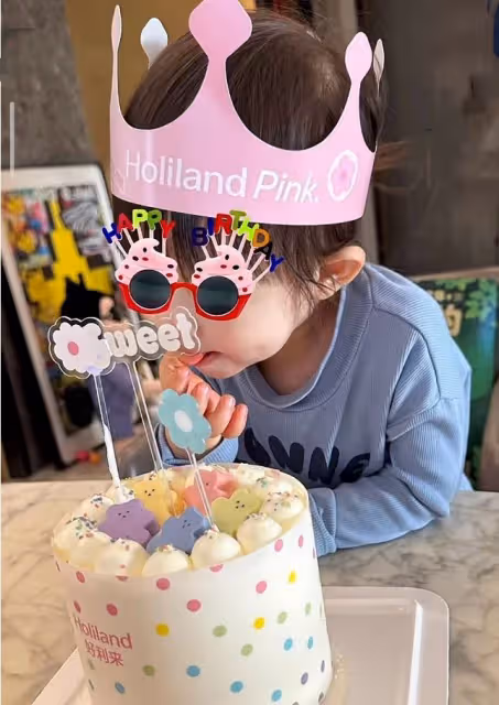 杜淳夫婦曬全家福為女兒慶生，3歲小蛋餃像爸又像媽，顏值超高