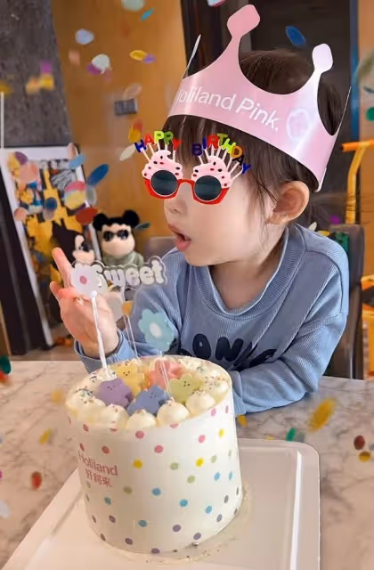 杜淳夫婦曬全家福為女兒慶生，3歲小蛋餃像爸又像媽，顏值超高