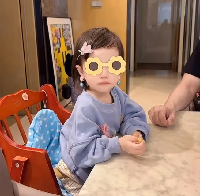 杜淳夫婦曬全家福為女兒慶生，3歲小蛋餃像爸又像媽，顏值超高