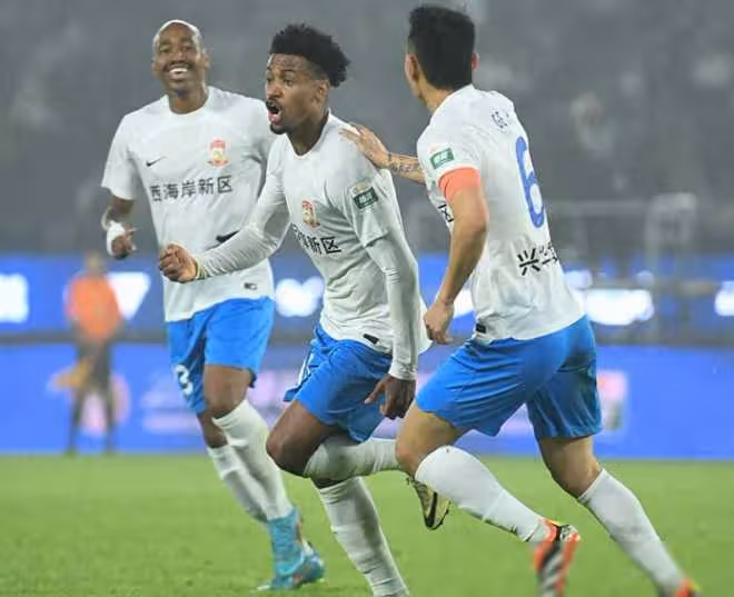 1-2！阿蘭罰失點球，26歲外援大爆發，梅開二度，狂攻浙江隊防線