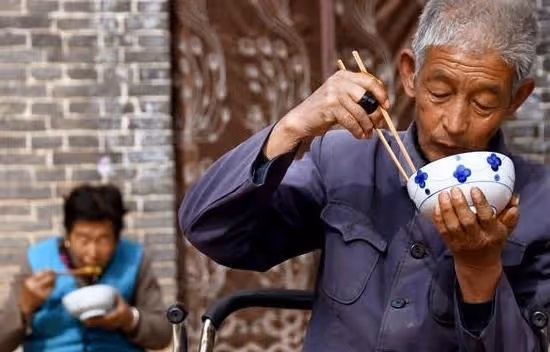 八旬老人感悟：人老了有錢，有好身體才是王道，兒女再多都是浮雲
