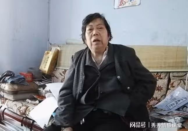 父親去世那年春節，我們一家沒錢過年，那晚下雪天我家傳來敲門聲