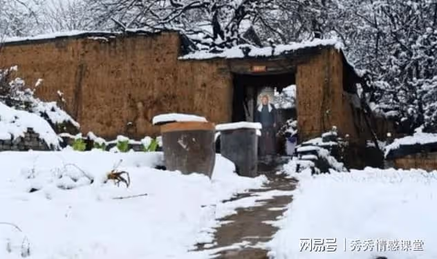 父親去世那年春節，我們一家沒錢過年，那晚下雪天我家傳來敲門聲