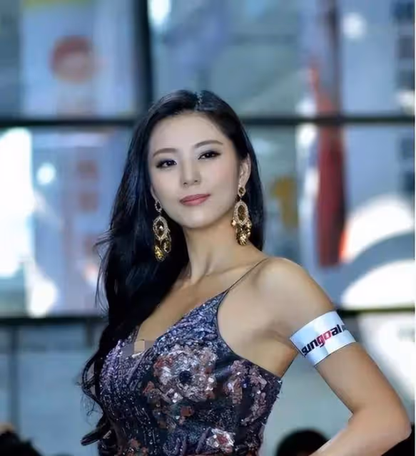艾尚真否認與范曾結婚!她有黃金臀和九頭身比例性感火辣