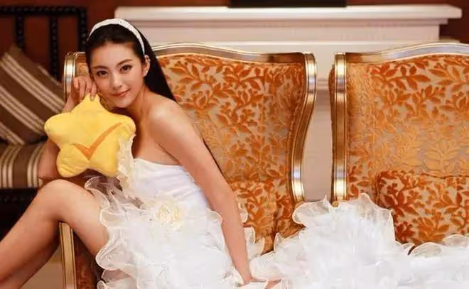 艾尚真否認與范曾結婚!她有黃金臀和九頭身比例性感火辣