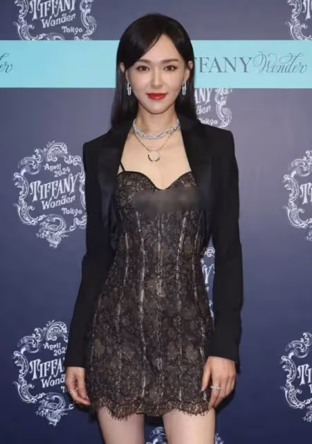 40歲唐嫣生圖露出事業線大美腿!網友卻嘆息她美人遲暮