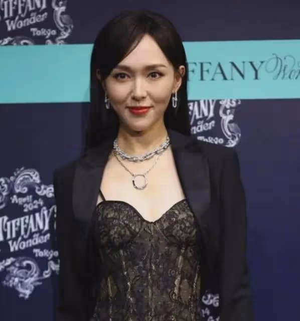 40歲唐嫣生圖露出事業線大美腿!網友卻嘆息她美人遲暮