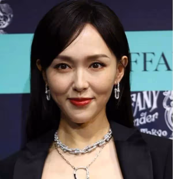 40歲唐嫣生圖露出事業線大美腿!網友卻嘆息她美人遲暮