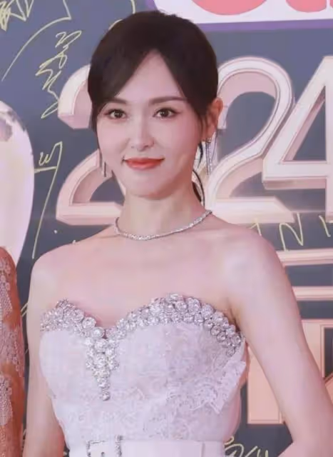 40歲唐嫣生圖露出事業線大美腿!網友卻嘆息她美人遲暮