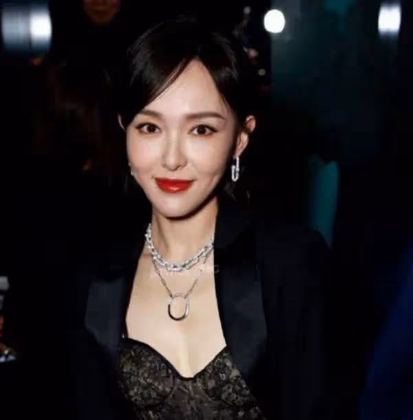 40歲唐嫣生圖露出事業線大美腿!網友卻嘆息她美人遲暮