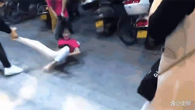 原配當街扒光暴打小三:女人狠起來,真沒男人什麼事