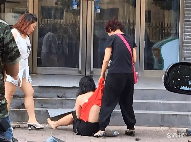 原配當街扒光暴打小三:女人狠起來,真沒男人什麼事