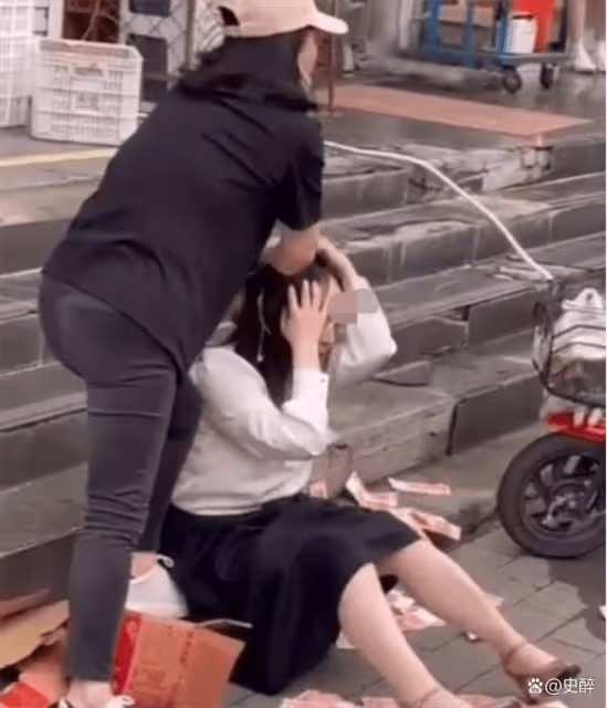 原配當街扒光暴打小三:女人狠起來,真沒男人什麼事