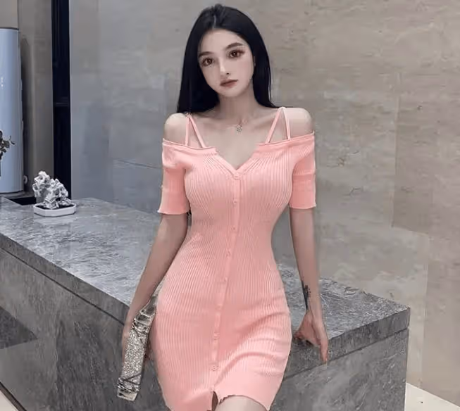 絢麗時尚：美女低胸弔帶包臀裙，粉嫩性感魅力盡顯動人風采！