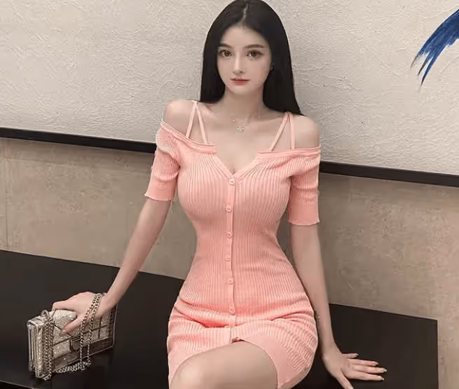 絢麗時尚：美女低胸弔帶包臀裙，粉嫩性感魅力盡顯動人風采！