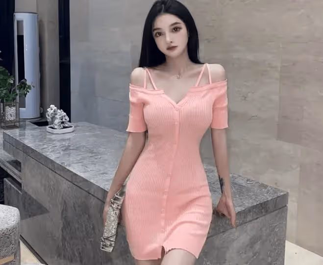 絢麗時尚：美女低胸弔帶包臀裙，粉嫩性感魅力盡顯動人風采！
