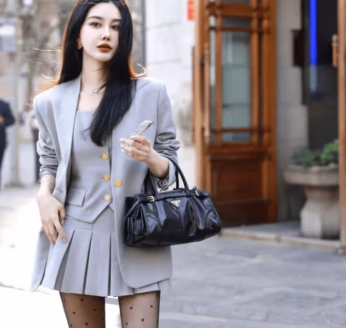 波點黑絲+灰色西裝,頂配女神能否得到你的青睞?