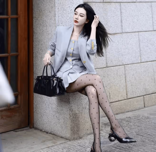波點黑絲+灰色西裝,頂配女神能否得到你的青睞?