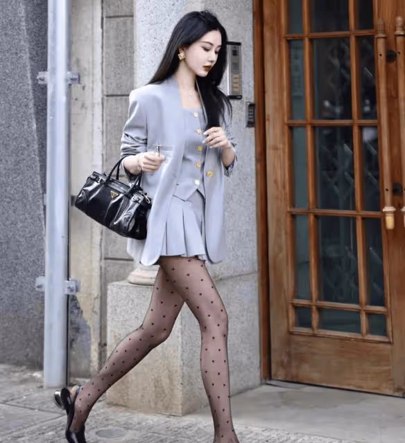 波點黑絲+灰色西裝,頂配女神能否得到你的青睞?