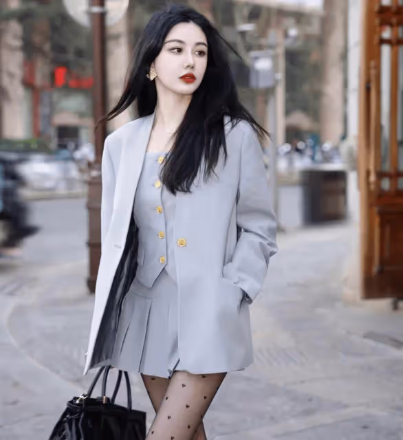 波點黑絲+灰色西裝,頂配女神能否得到你的青睞?