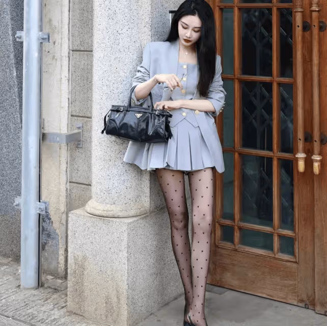 波點黑絲+灰色西裝,頂配女神能否得到你的青睞?