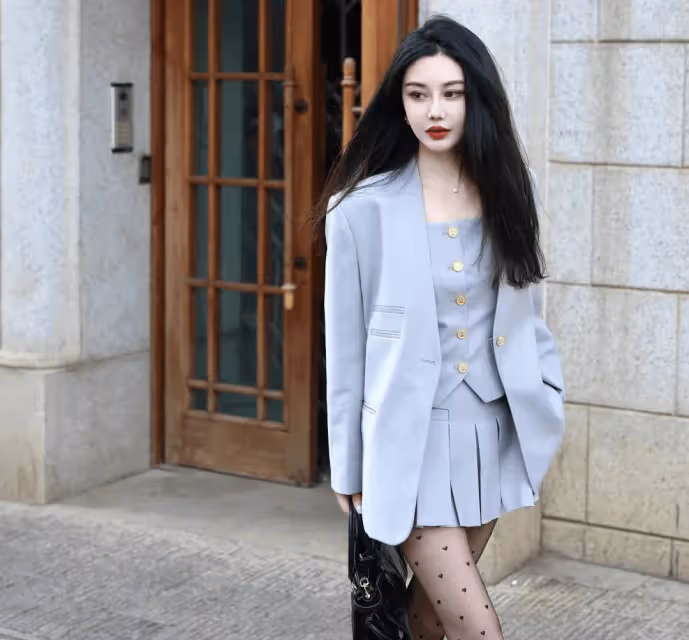 波點黑絲+灰色西裝，頂配女神能否得到你的青睞？
