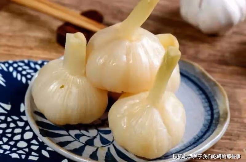 腌糖蒜,只放糖和醋不正宗,只需多加3樣,更酸甜更爽脆,耐保存