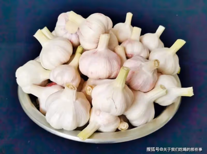 腌糖蒜,只放糖和醋不正宗,只需多加3樣,更酸甜更爽脆,耐保存