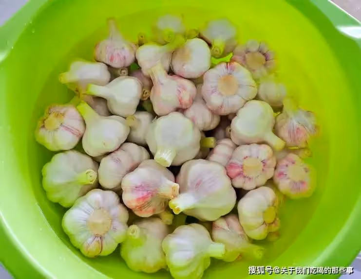 腌糖蒜,只放糖和醋不正宗,只需多加3樣,更酸甜更爽脆,耐保存