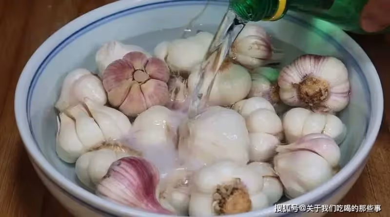 腌糖蒜,只放糖和醋不正宗,只需多加3樣,更酸甜更爽脆,耐保存