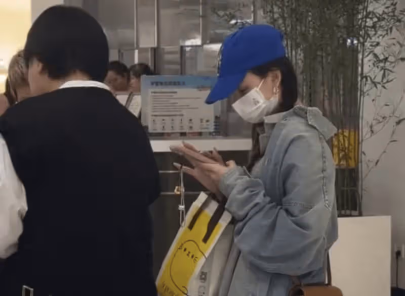 宋祖兒被曝偷稅漏稅後罕現身,背愛馬仕仍闊氣,慘遭網友當面調侃